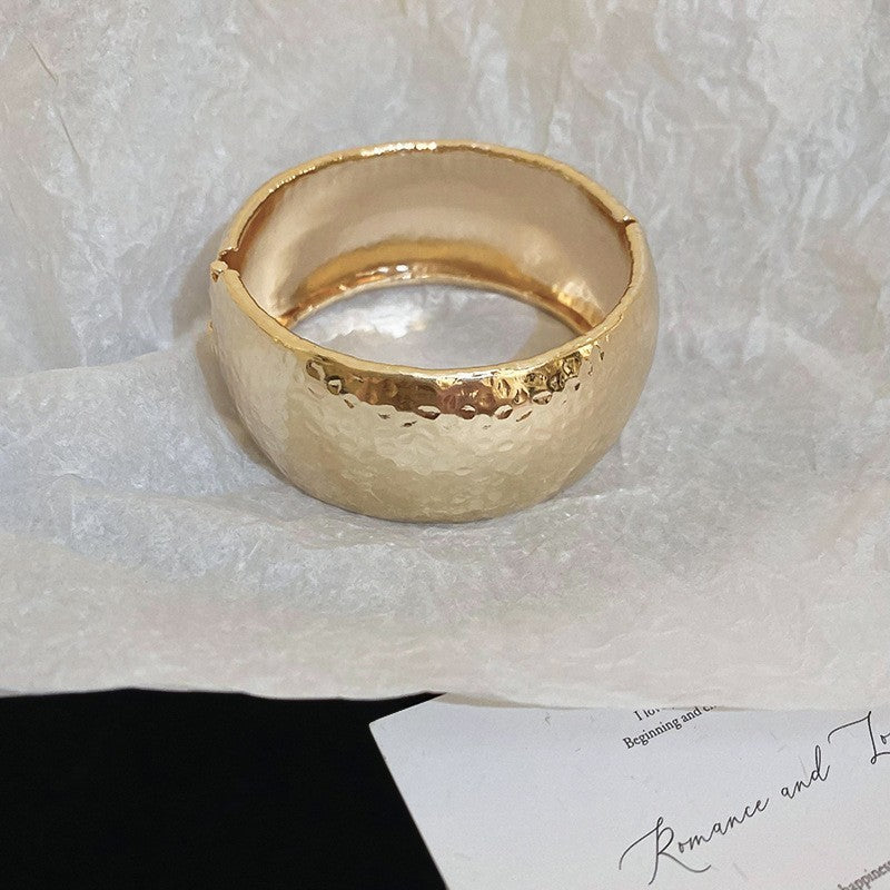 Pulsera Cóncava Irregular Minimalista para Mujer en Aleación de Latón con Acabado Galvánico