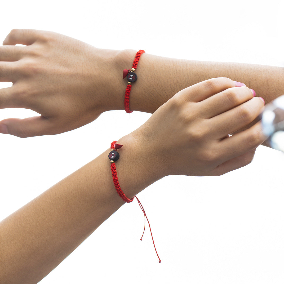 Pulsera minimalista de cordón rojo ajustable con colgante de corazón magnético y dije de araña para mujer