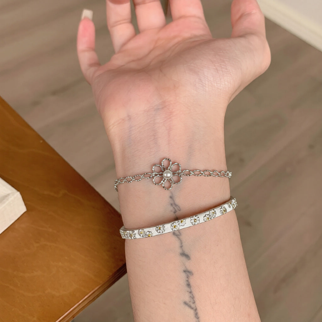 Elegant Hollow Floral Pearl Bracelet for Women with Plated Finish, Minimalist Fashion Office Style Daily Wear Accessory