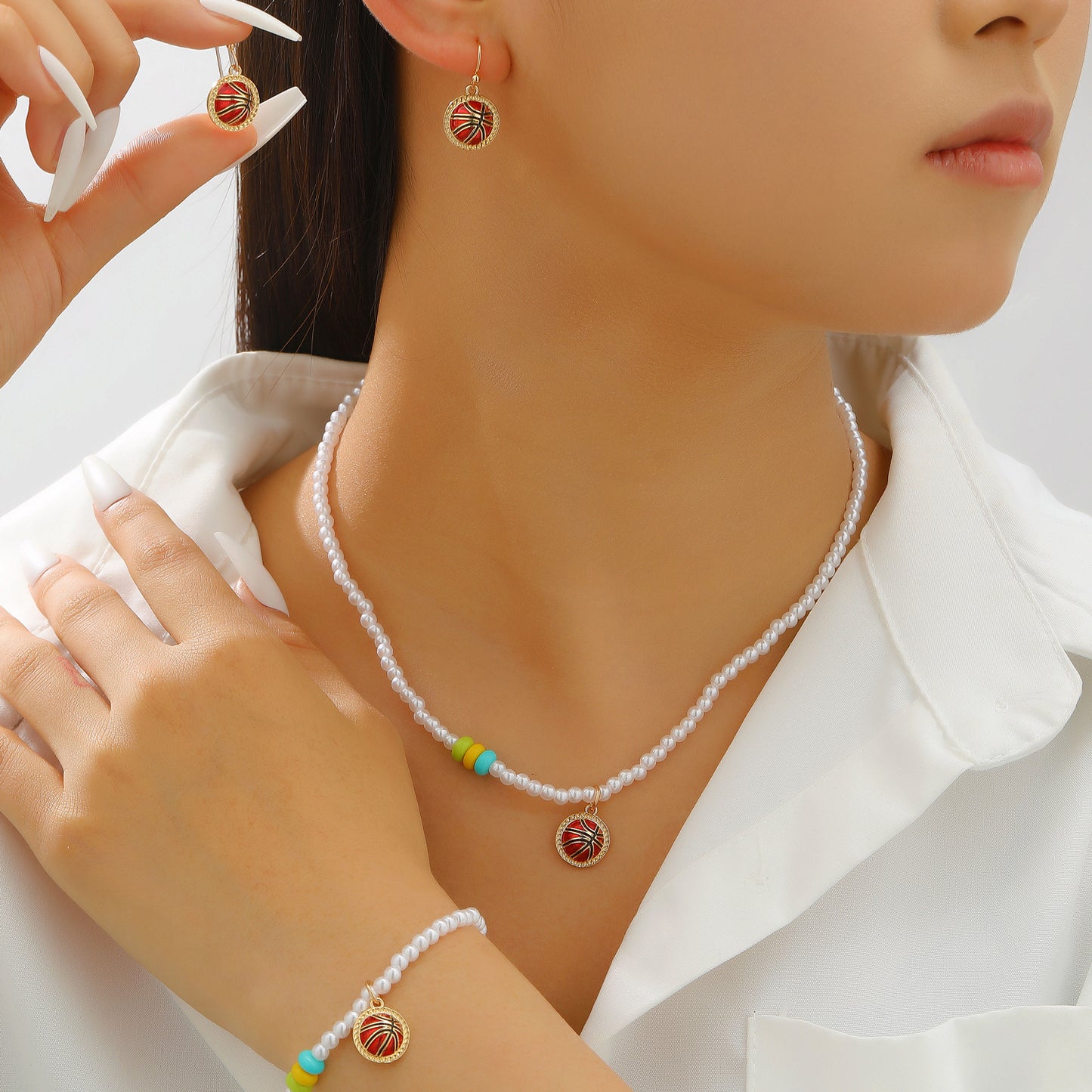 Set di Collana, Bracciale e Orecchini con Pendente a Sfera in Lega di Zinco Placcata Sportiva e Perle per Donna