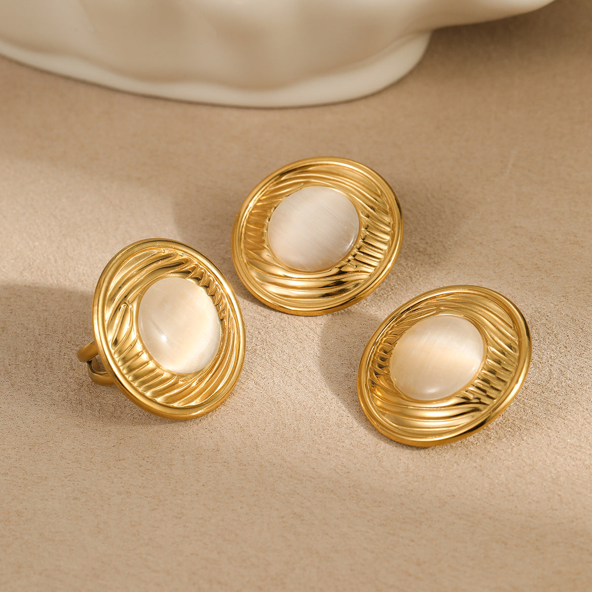Set di anello e orecchini da donna in acciaio inossidabile placcato, geometrici, irregolari, intrecciati, con lucentezza metallica e stile Instagram audace