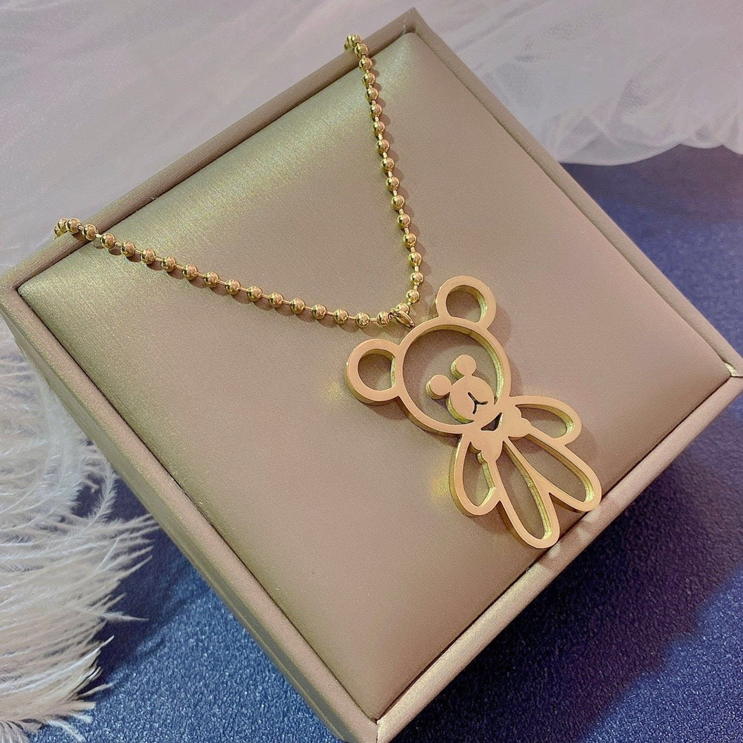 Collana con ciondolo a orsetto vuoto dolce minimalista in acciaio al titanio con finitura placcata su catena a serpente da donna