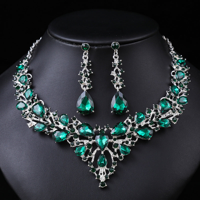 Exaggerated Vintage Floral Leaf Pendant Necklace Set for Women with Alloy Chain and Rhodium Plating, Includes Matching Earrings