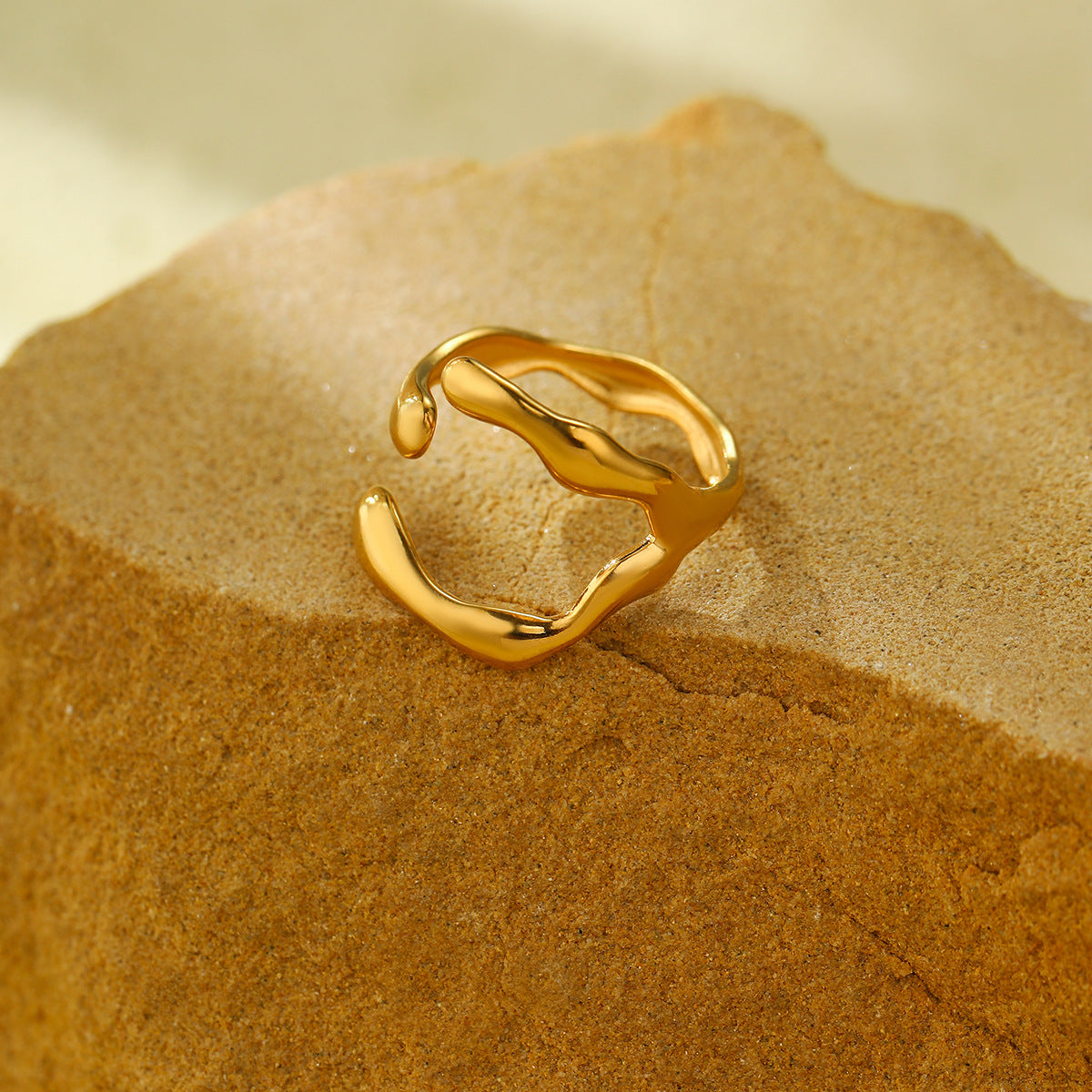 Anillo abierto de acero de titanio geométrico irregular con acabado chapado para accesorio de moda femenina