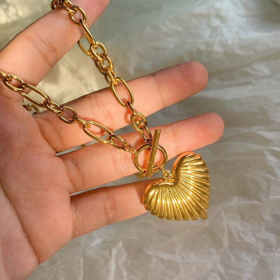 Collana con ciondolo a cuore minimalista placcato oro 18 carati con chiusura a T in acciaio inossidabile, gioielli alla moda da donna