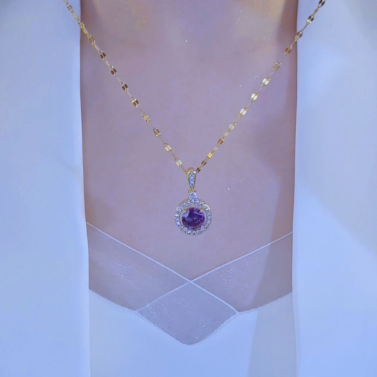 Minimalist Floral-Shaped Rhinestone-Inlaid Titanium Steel Pendant Necklace with Gold-Plated Copper Charm and O-Chain for Women and Men