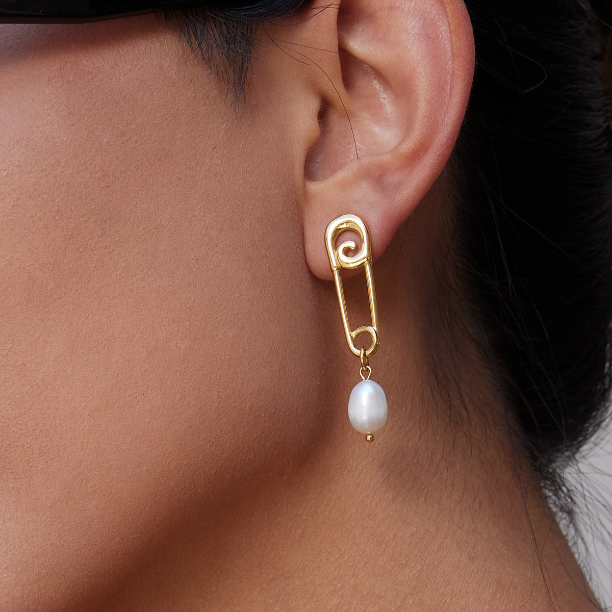 Orecchini da donna minimalisti a forma di graffetta in acciaio inossidabile con perle d'acqua dolce e finitura placcata