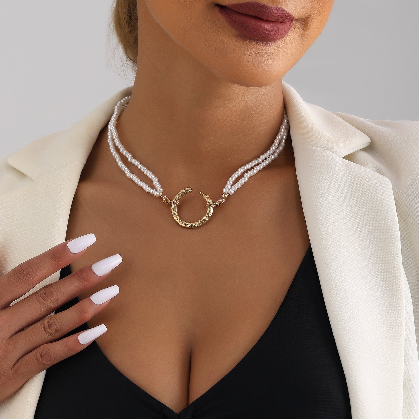 Minimalist Crescent Moon Pendant Necklace for Women with Alloy Chain and Electroplated Finish