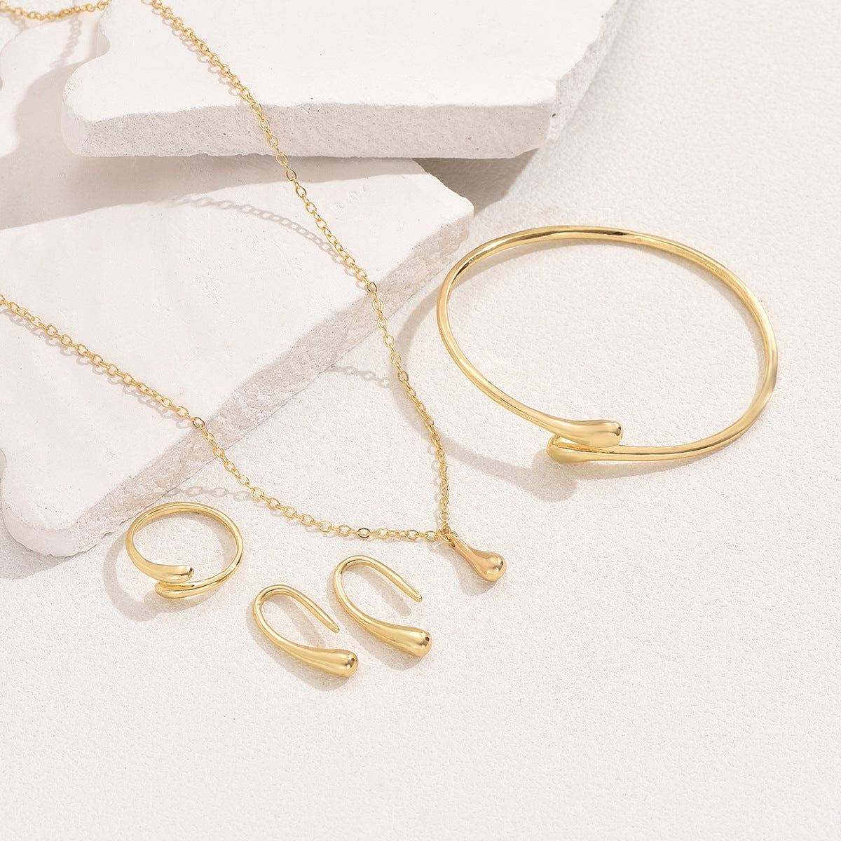 Juego de joyas minimalistas de gota de agua dulce y forma geométrica chapado en cobre para mujer, incluye pendientes, collar y pulsera ajustable.