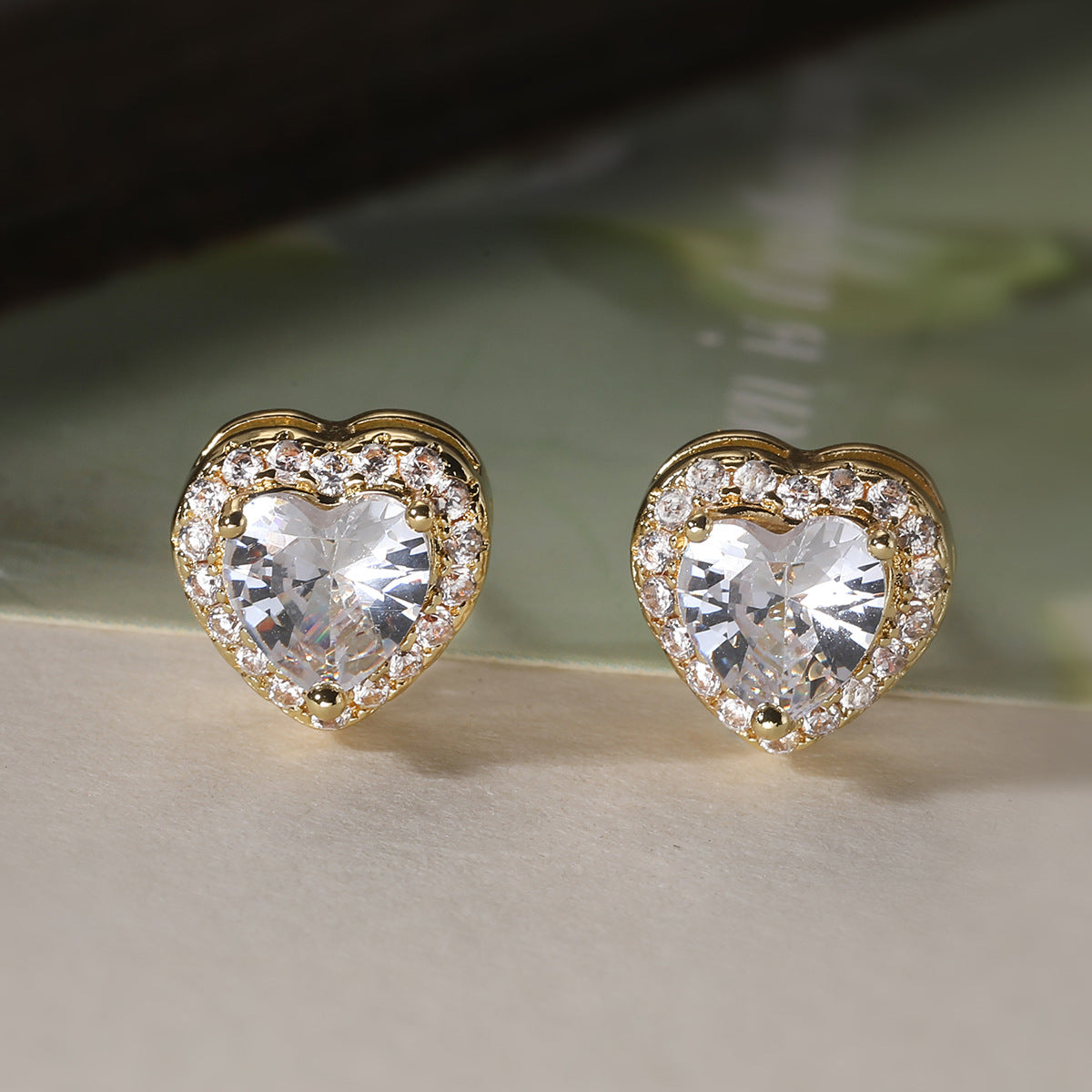 Eleganti orecchini a cuore in rame, stile francese, placcati in oro 18K e con zirconi a micro-pavé, da donna