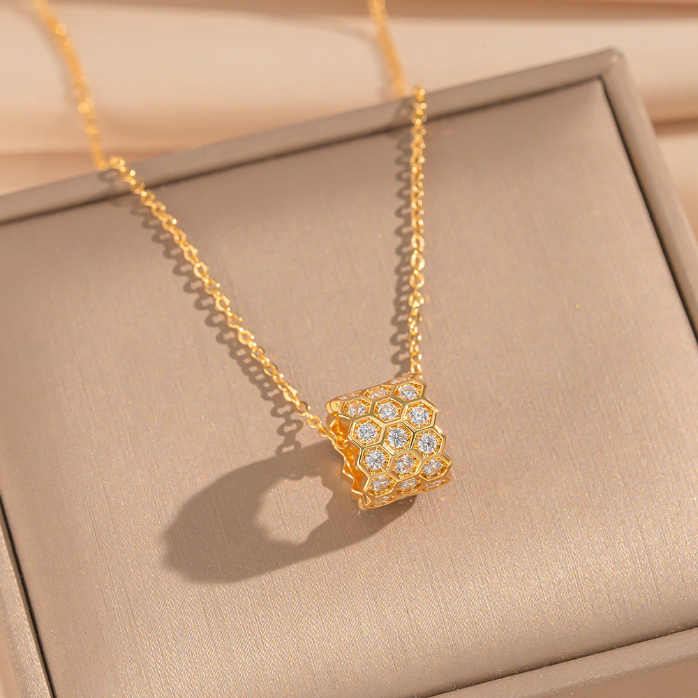 Light Luxury Star-Shaped Pendant Necklace for Women with 18K Gold Plated Copper and Titanium Steel O-Chain