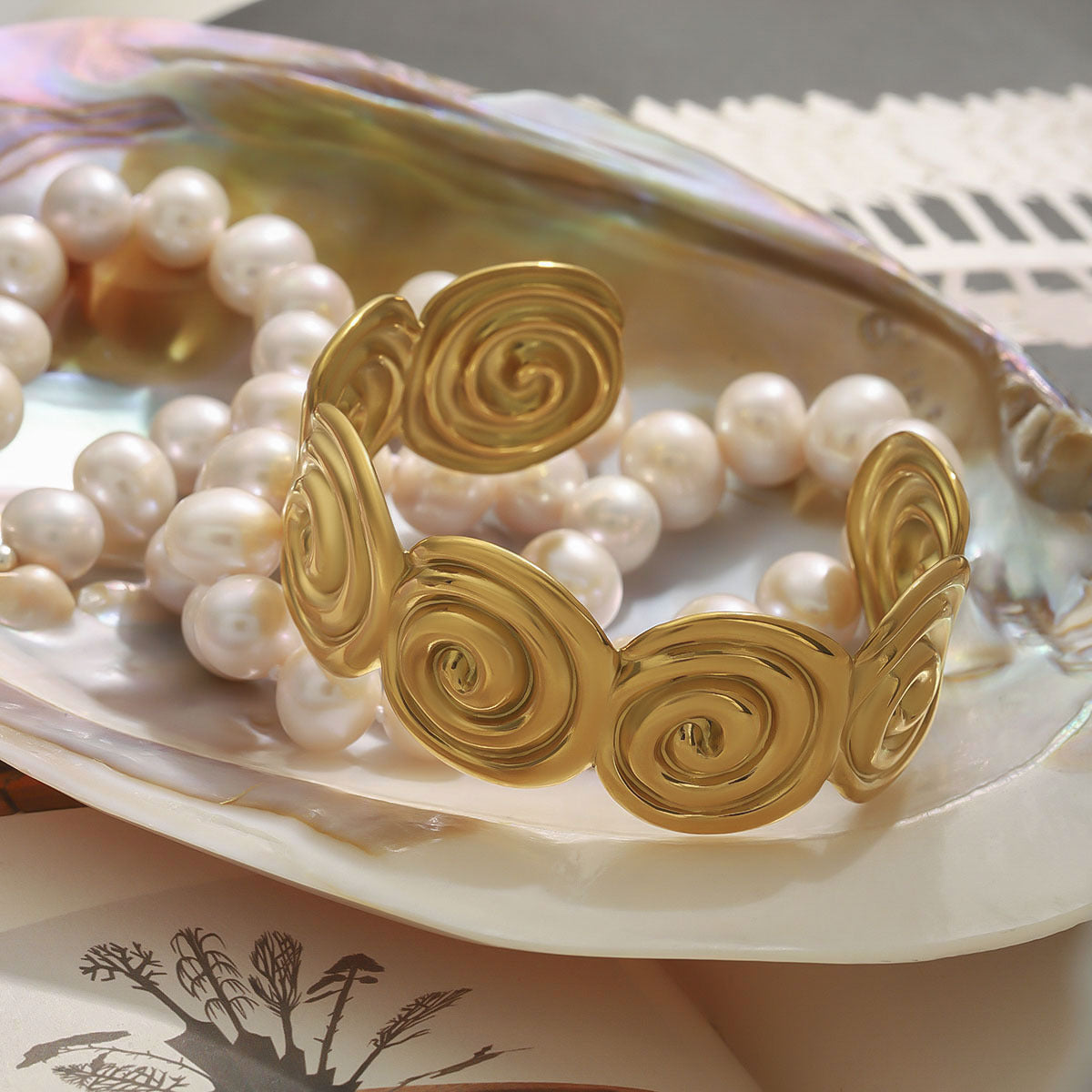 Elegante Bracciale a Conchiglia da Donna in Acciaio al Titanio con Finitura Placcata, Gioielli di Lusso in Acciaio Inossidabile