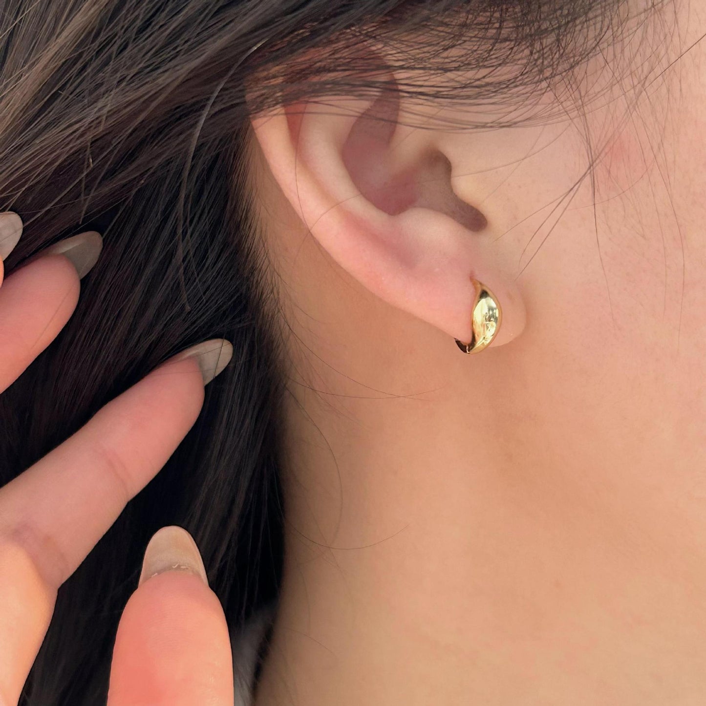 Orecchini a perno minimalisti a forma di lettera in Argento Sterling 925 placcato Oro con accento di perla