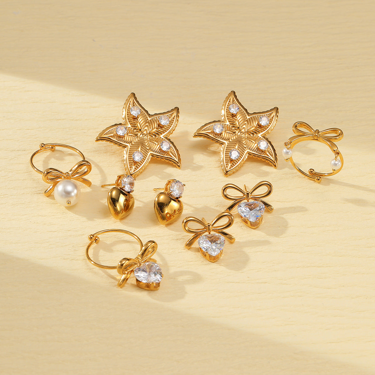 Elegante conjunto de pendientes y anillo de acero de titanio con forma de corazón y motivo de estrella de mar, galvanizado para un aspecto premium resistente a la decoloración