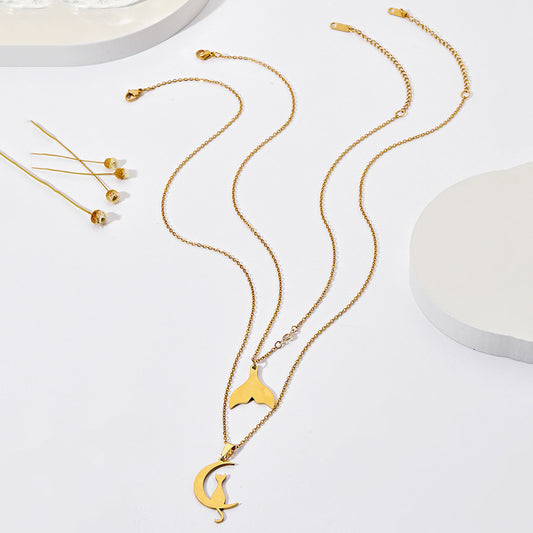 Collar con colgante de cola de sirena de gato lunar geométrico en acero de titanio con chapado en oro sobre cadena tipo O