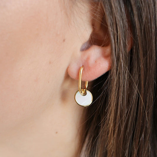 Orecchini Minimalisti Geometrici in Acciaio al Titanio con Pendenti Rotondi in Madreperla Bianca 18K, Finitura Galvanizzata
