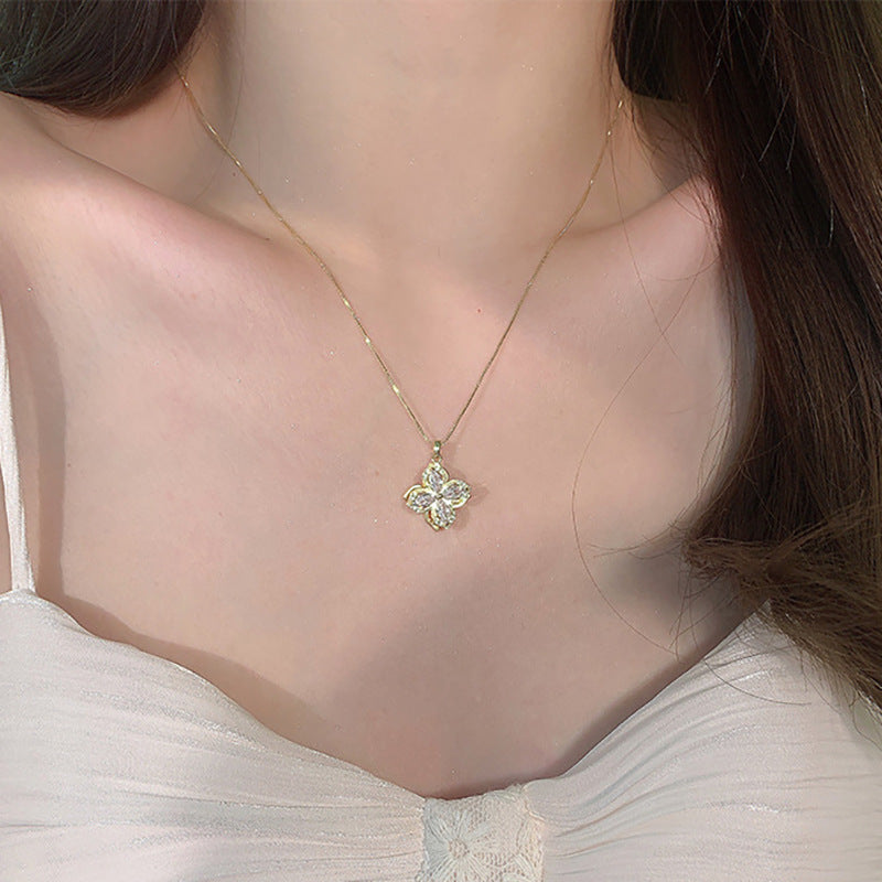 Collana con ciondolo girevole a quadrifoglio con charm in rame placcato oro su catena O in acciaio al titanio per uomo e donna