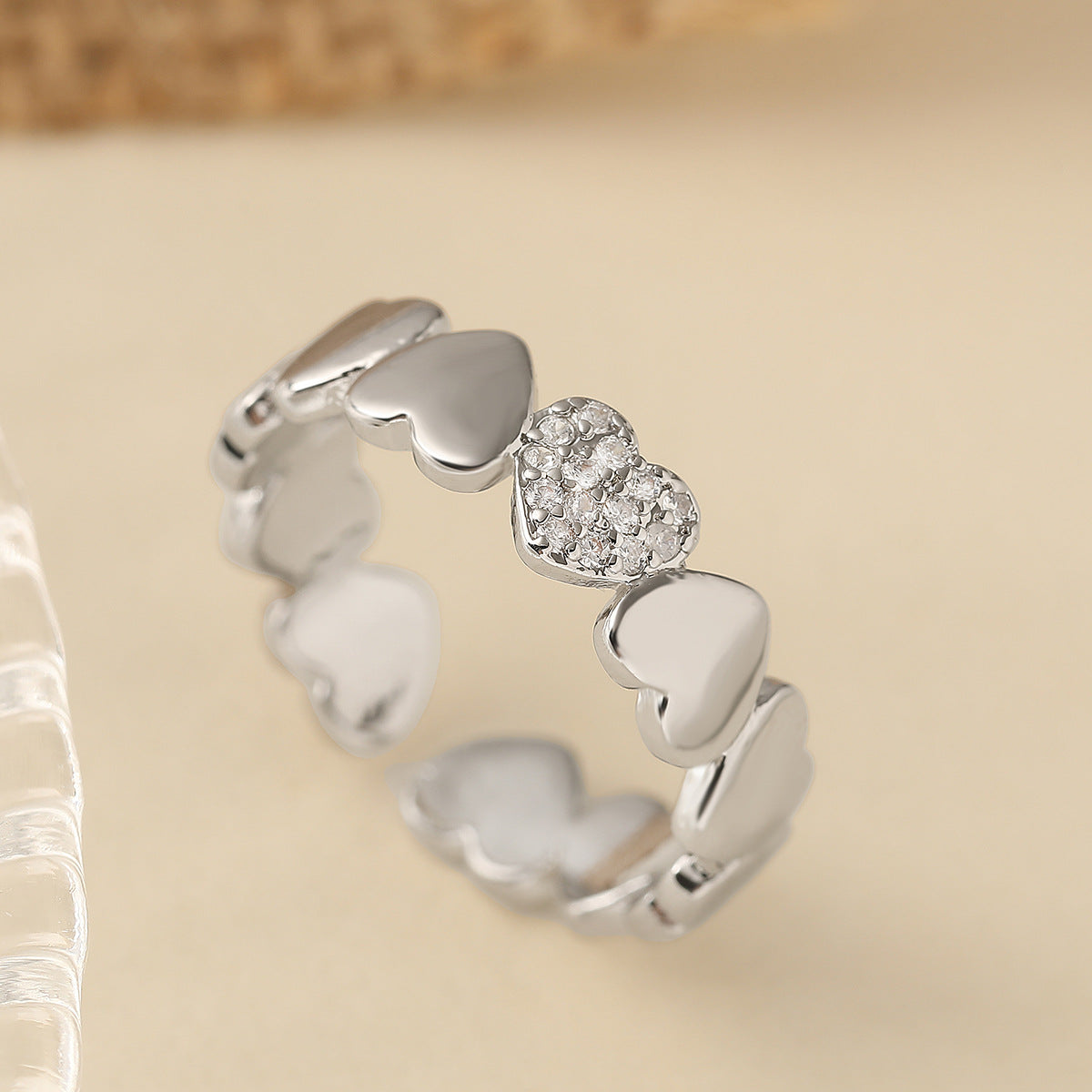 Anillo Minimalista Geométrico Corazón Abierto para Mujer en Cobre con Baño de Oro de 18K e Incrustaciones de Zirconia