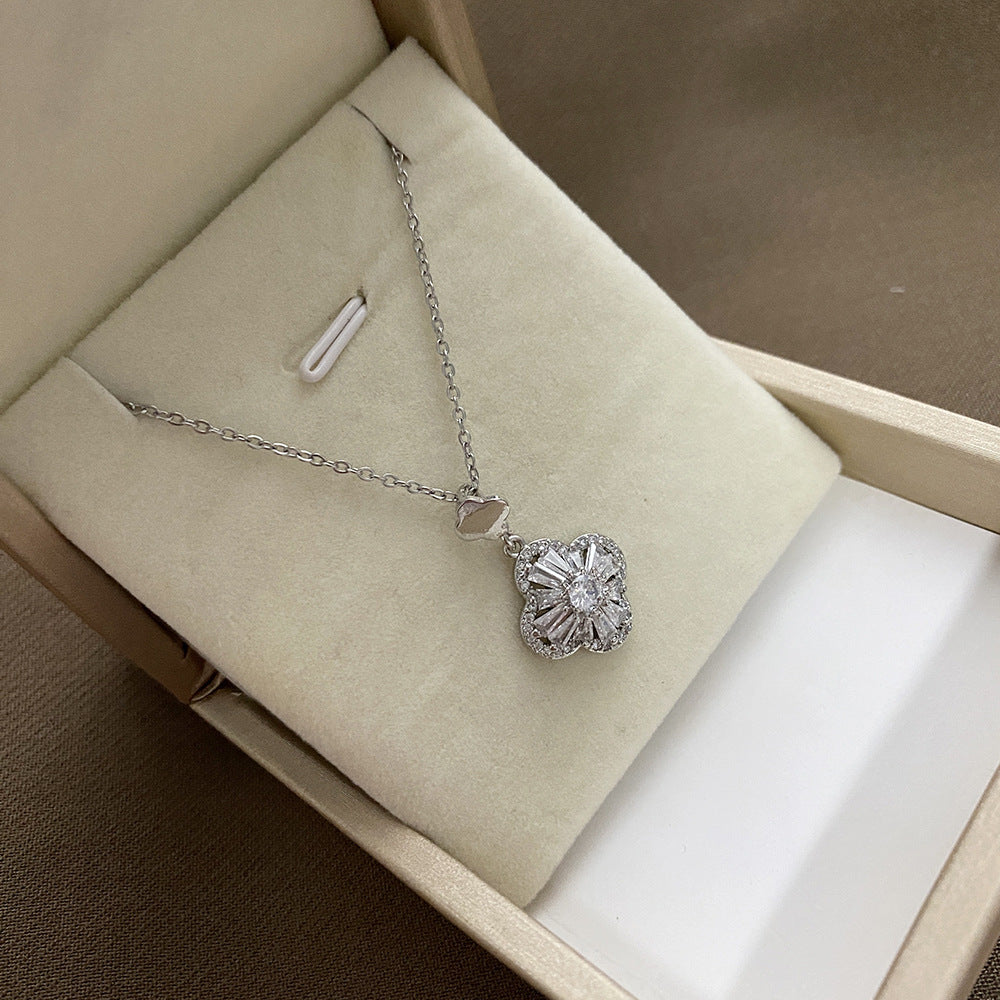 Collana originale in acciaio titanio a forma di fiore con ciondolo a trifoglio con strass micro-incastonati su catena a O per donna e uomo
