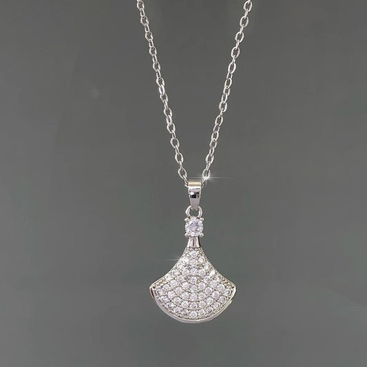 Collar con colgante de moda minimalista para mujer con incrustaciones de circonita, colgante de cobre en forma de abanico en cadena O de acero de titanio