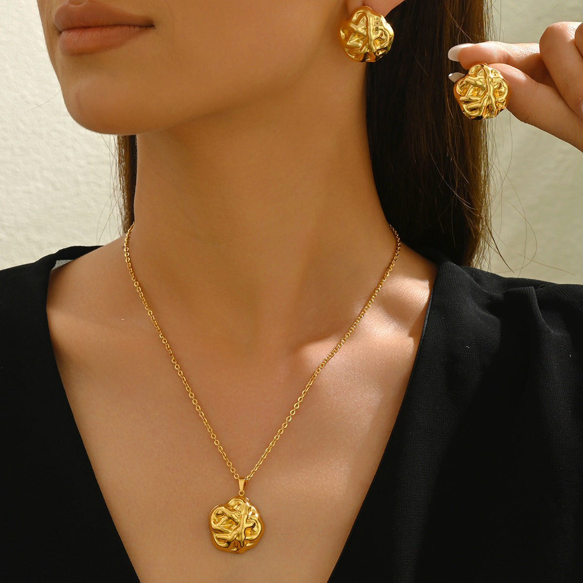 Conjunto de collar y pendientes de mujer de estilo geométrico en aleación con acabado chapado para un uso elegante y versátil