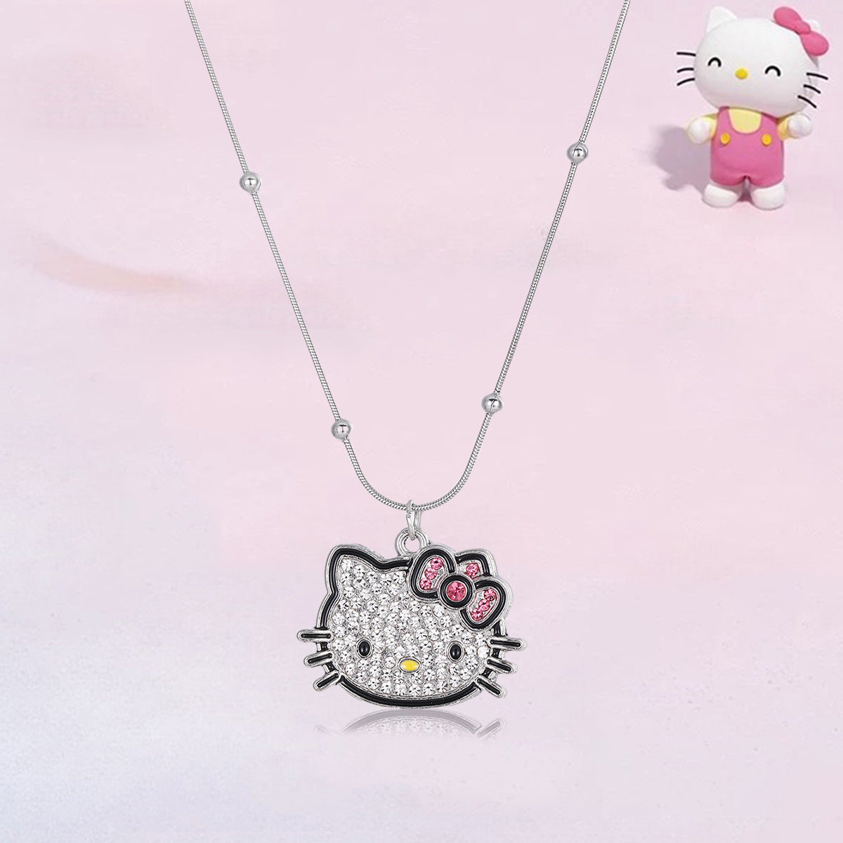 Collana da donna con ciondolo gatto a fiocco in lega smaltata, dolce e fresco, con perline di vetro