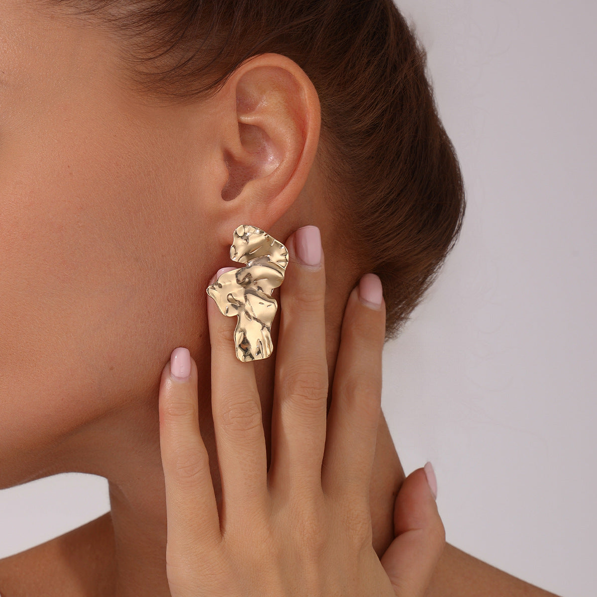Pendientes de Aro Metálicos Geométricos Minimalistas Irregulares con Brillo Líquido para Mujer con Acabado Galvanizado