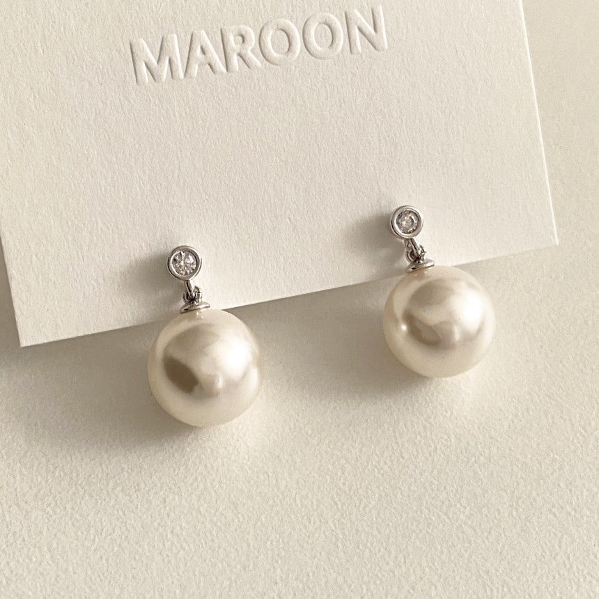 Orecchini a perno minimalisti a forma di lettera in argento sterling 925 con accenti di zirconi e perle