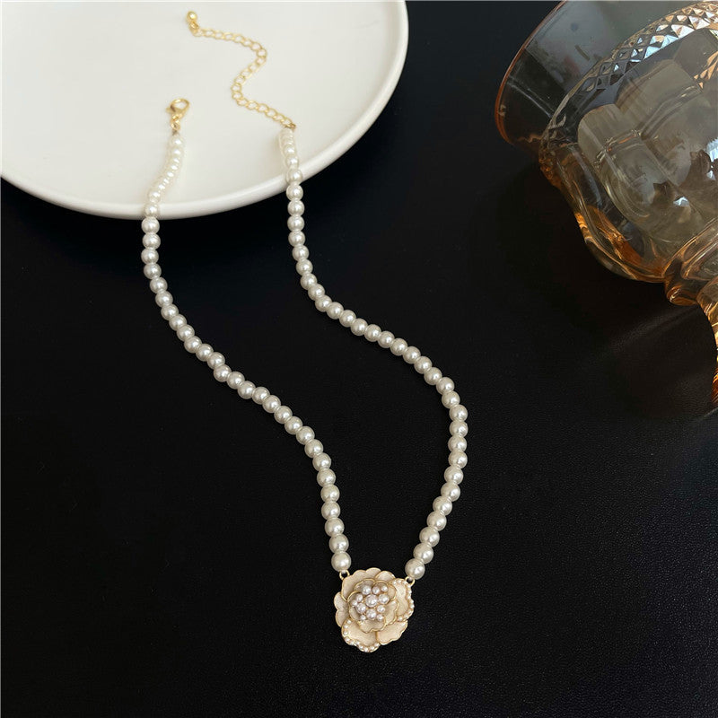 Collana Originale Camelia con Perle da Donna, con Pendente in Lega su Catena a Croce, Catena di Clavicole Dolce ed Eterea