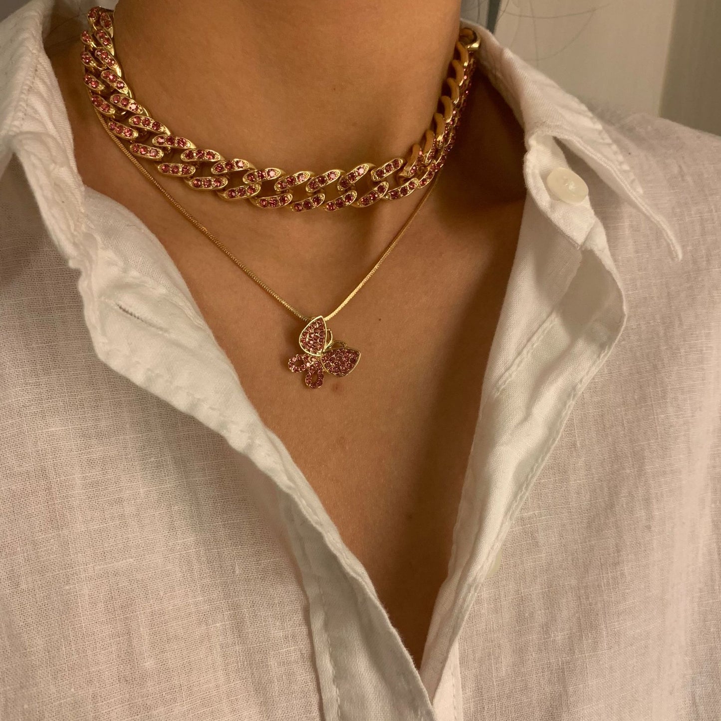 Collana pendente a farfalla minimalista con strass micro-pavé su catena in lega placcata oro dal design geometrico da donna