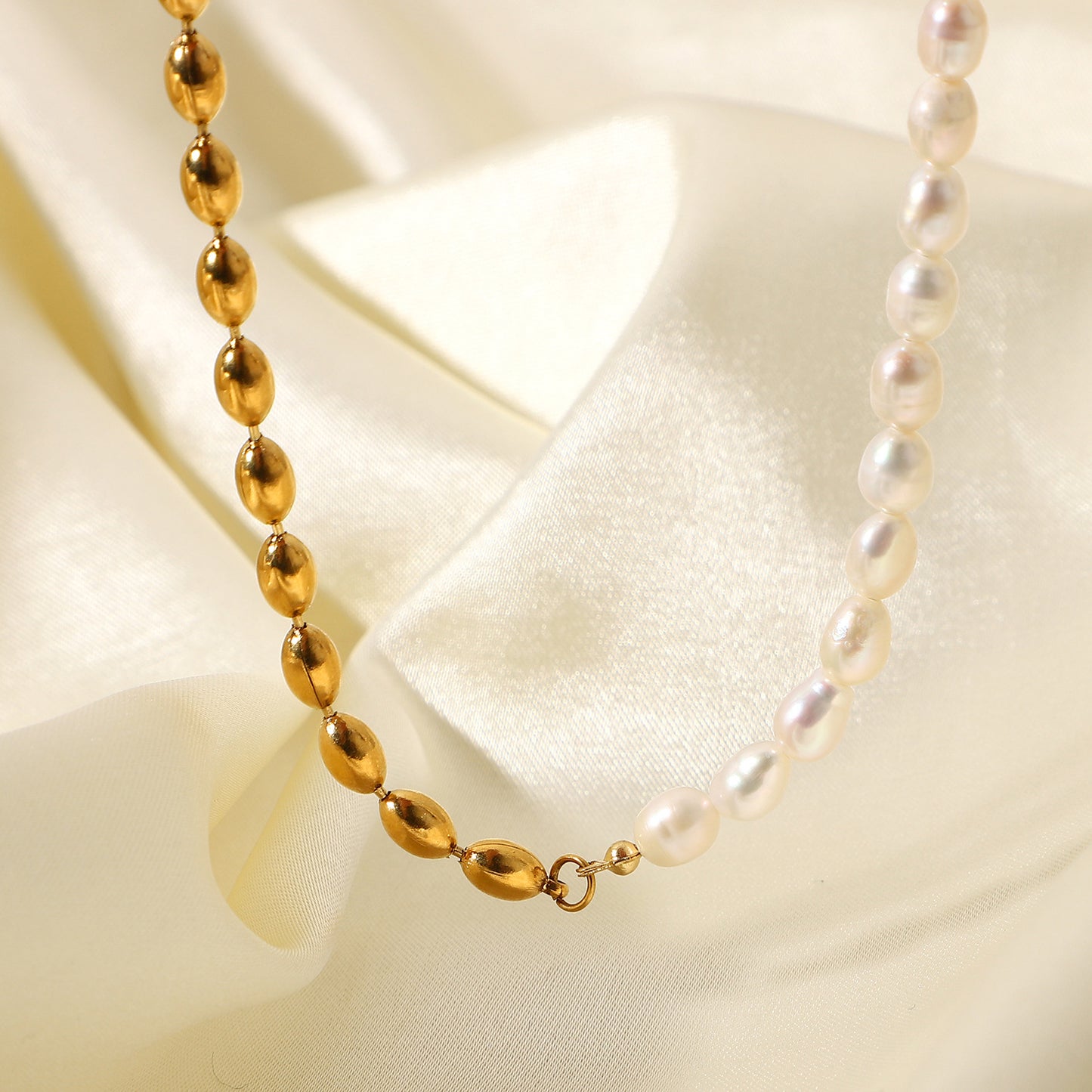 Collana Corta Minimalista in Acciaio Inossidabile con Ciondolo a Mezza Perla d'Acqua Dolce e Mezza Sfera Placcata Oro 18K, con Motivi a Nappa, Nota Musicale e Stella.