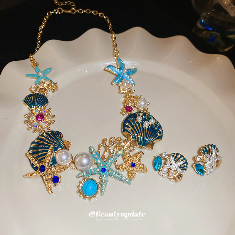 Elegante conjunto de collar con dije de coral, concha y estrella de mar con detalles de pedrería para mujer, estilo medallón minimalista, cadena delicada hasta la clavícula y pendientes de botón