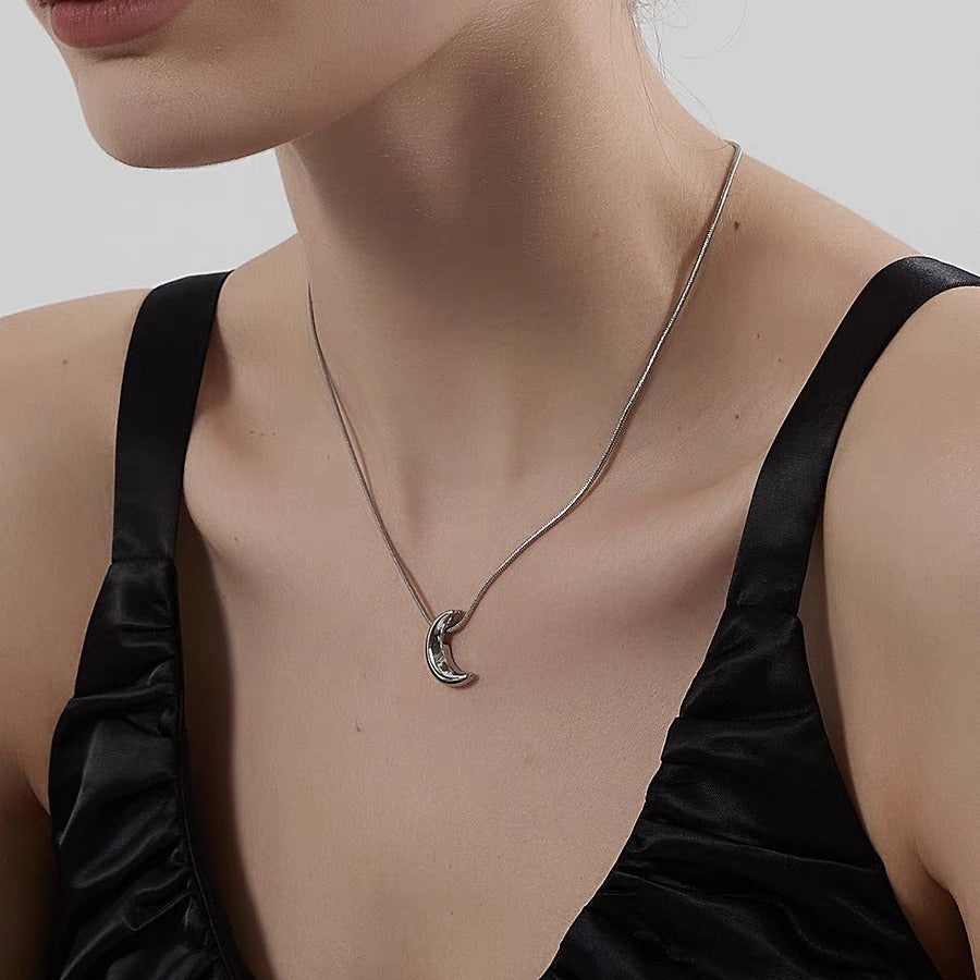 Collar minimalista elegante de luna creciente para mujer, cadena de serpiente pulida de acero de titanio, delicado collar de clavícula, cadena de suéter para capas