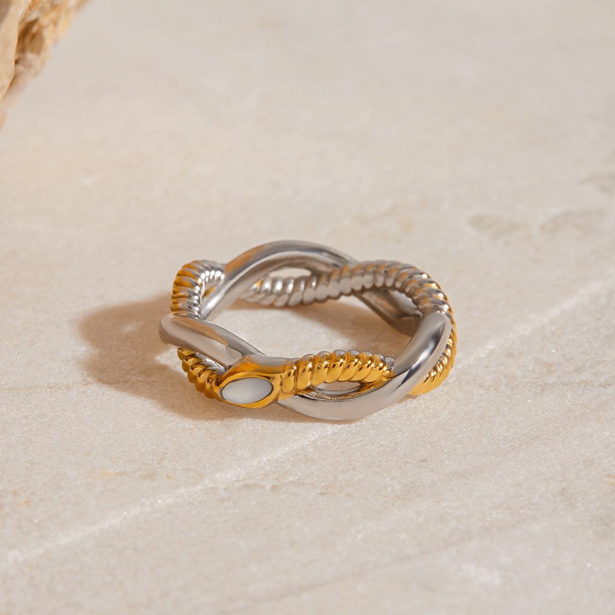 Elegante Anillo Geométrico de Serpiente de Acero Inoxidable Plateado para Mujer