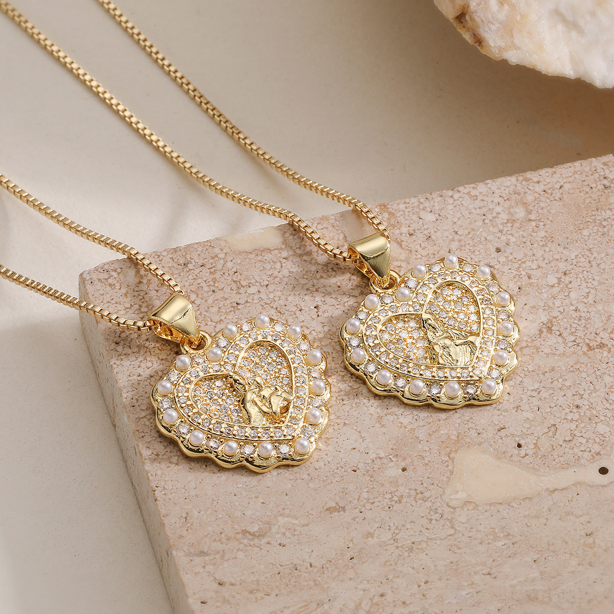 Vintage Elegant 18K Gold Plated Brass Heart Necklace with Cubic Zirconia and Pearl