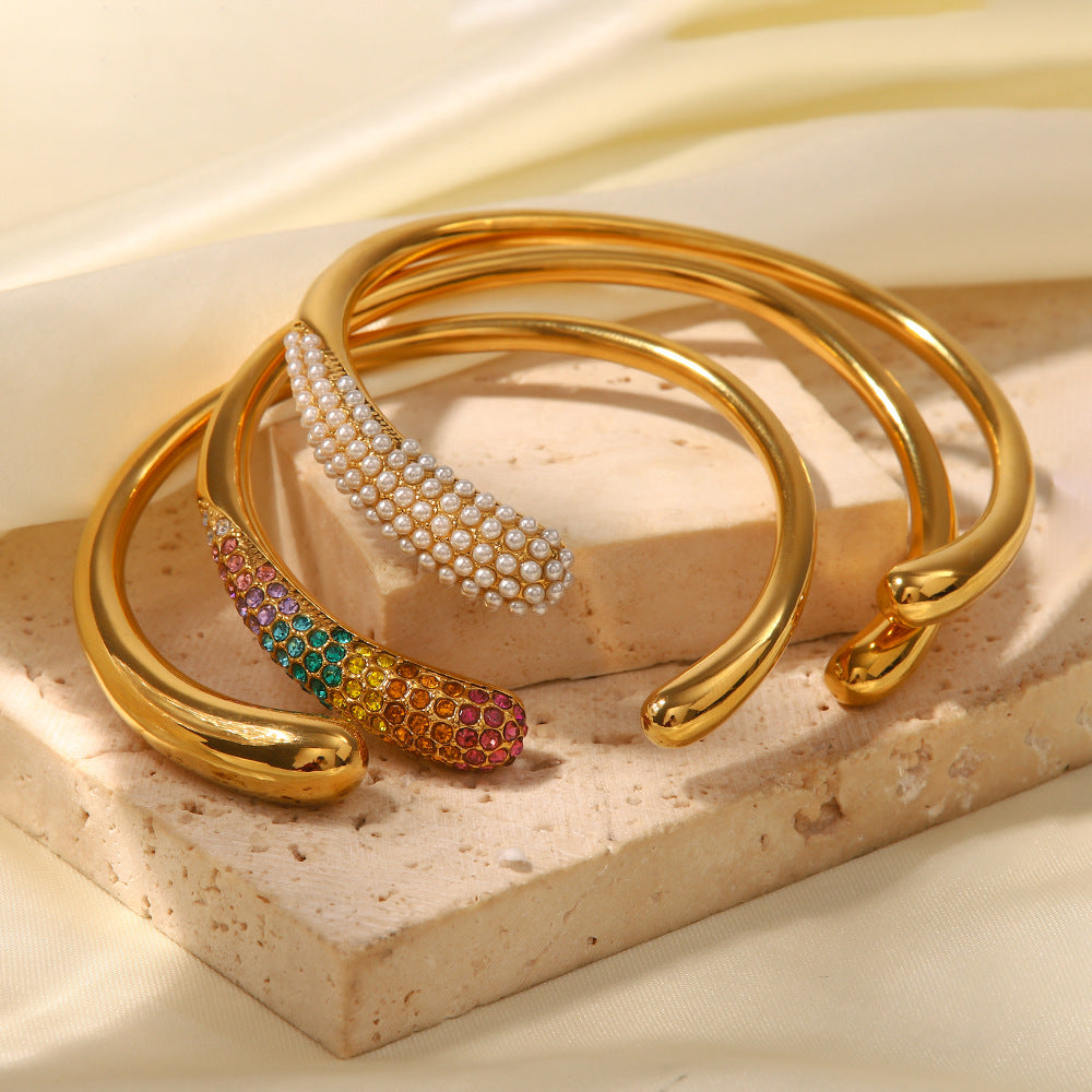 Bracciale a Polsino Aperto Geometrico alla Moda da Donna con Acciaio Inossidabile Placcato Oro 18K e Accento di Perle