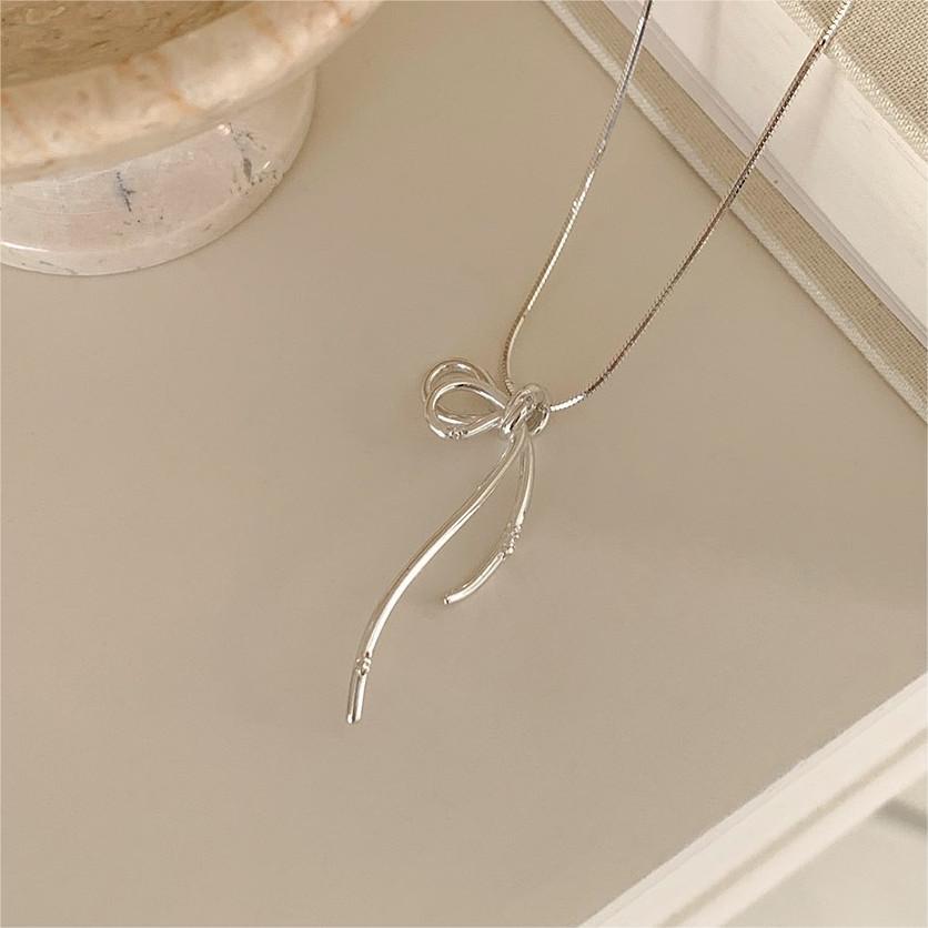 Collana con ciondolo nodo a fiocco minimalista in argento sterling 925 con accento geometrico