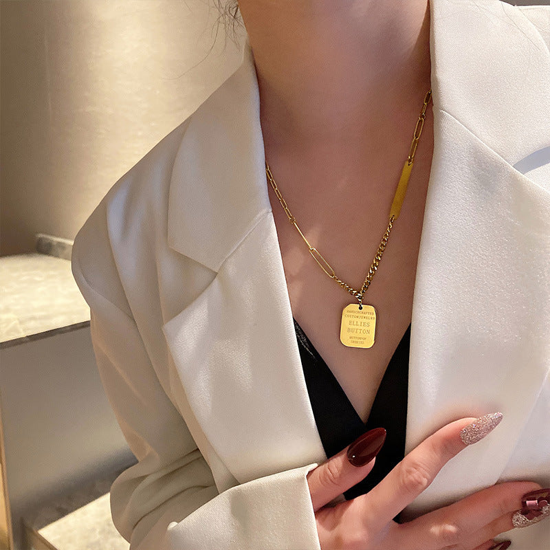 Collana con ciondolo a lettera minimalista in acciaio al titanio con finitura placcata per donne e uomini