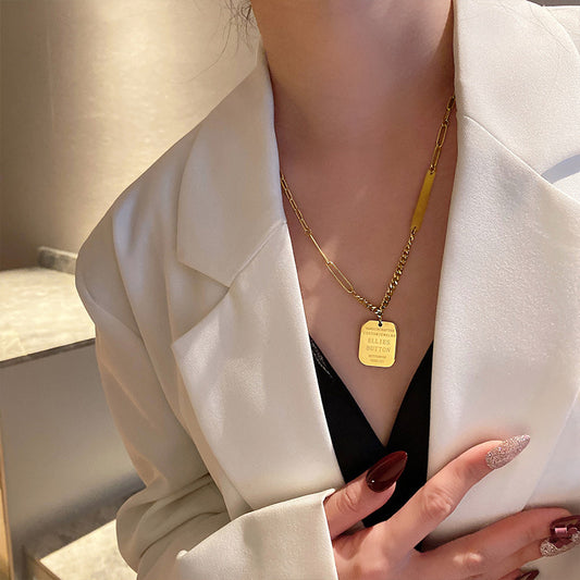 Collana con ciondolo a lettera minimalista in acciaio al titanio con finitura placcata per donne e uomini