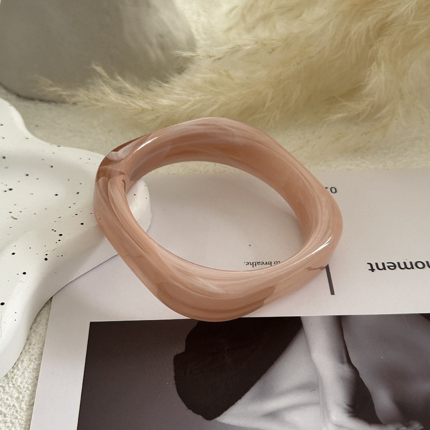 Bracciale rigido in acrilico geometrico minimalista con gocce d'olio
