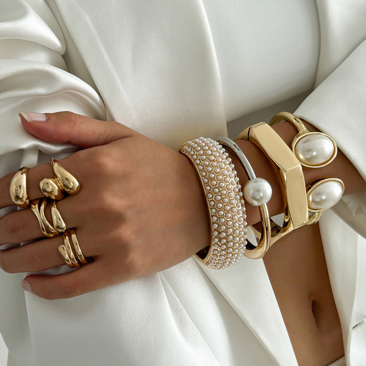 Pulsera minimalista geométrica de aleación para mujer con detalles de perlas de imitación y cierre de resorte
