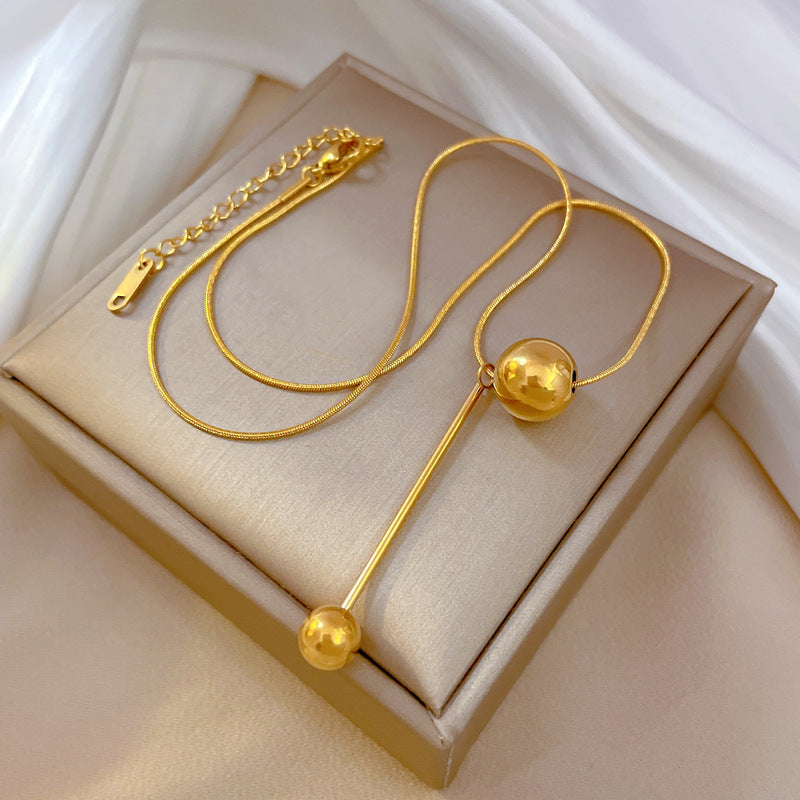 Collana pendente geometrica minimalista in acciaio al titanio da donna con catena a medaglione placcata oro per lo styling della clavicola