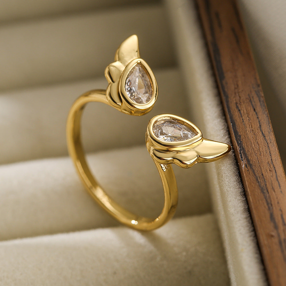 Elegante anello da donna in rame con zirconi e pavé, gioiello minimalista di tendenza