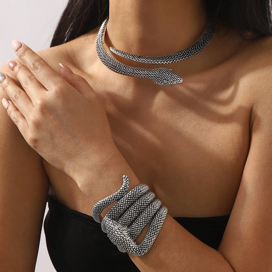 Collana girocollo da donna in lega a forma di serpente stile vintage, con design industriale e finitura metallica
