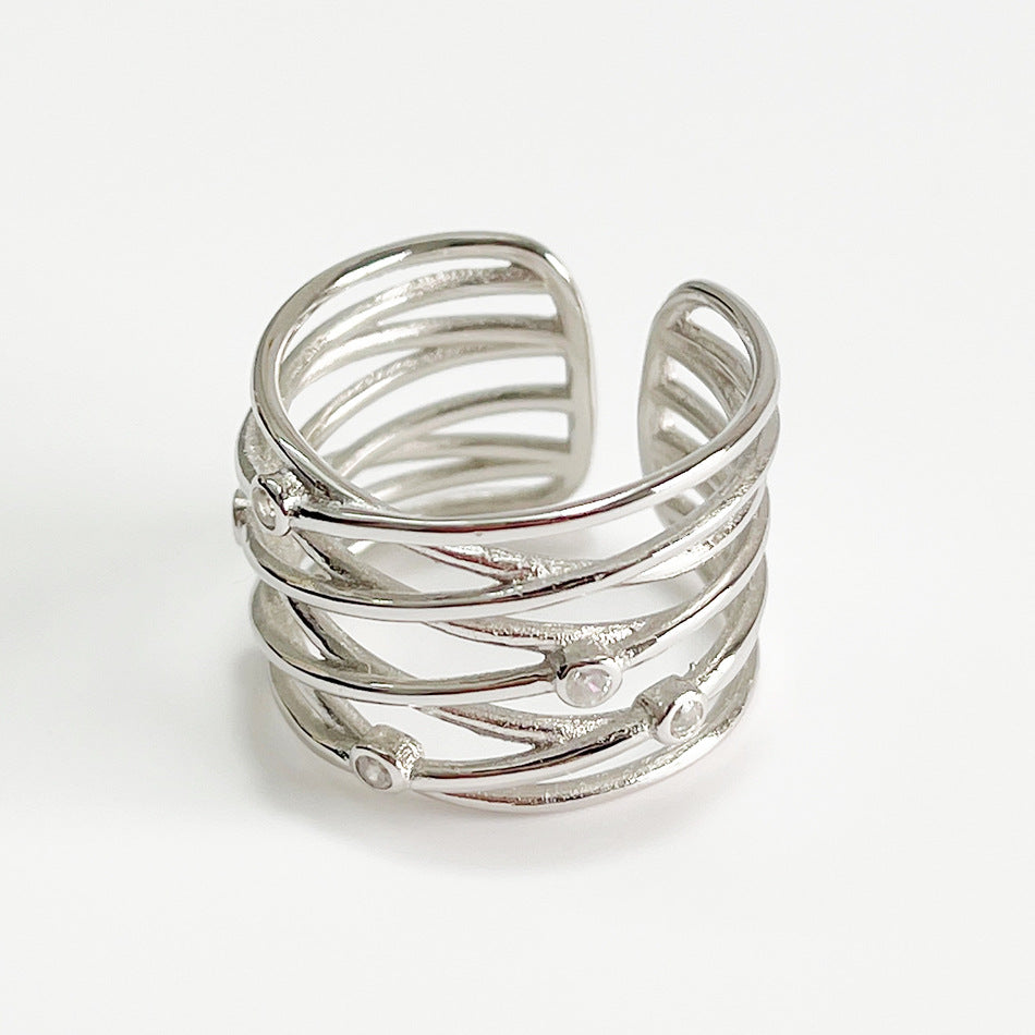 Anillo Minimalista de Plata de Ley 925 con Diseño Geométrico de Líneas Cruzadas Bañado