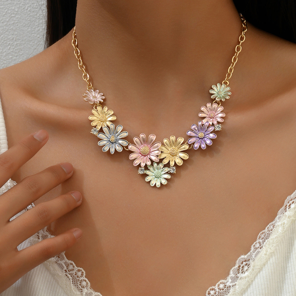 Collana pendente smaltata vintage minimalista floreale da donna con dettagli geometrici e catena lunga regolabile