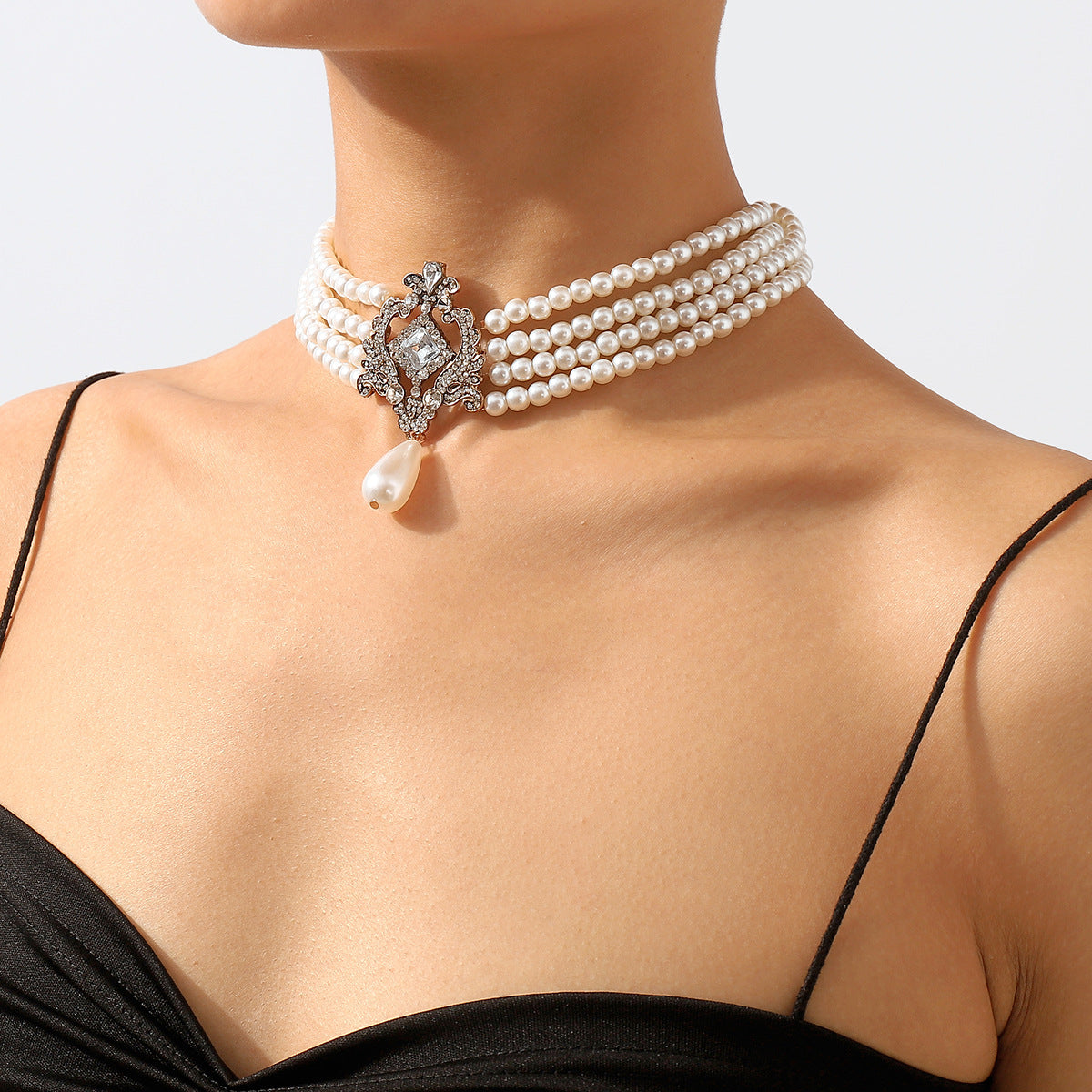 Collar de perlas geométrico dulce y atrevido para mujer con cadena de aleación y detalles de pedrería