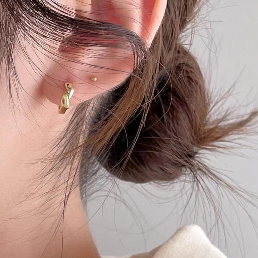 Orecchini a perno da donna minimalisti a goccia in argento sterling 925 con perle intarsiate a scacchi
