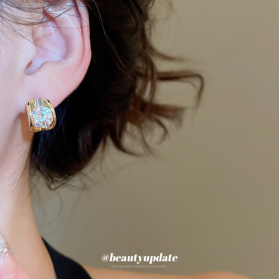 Pendientes Minimalistas de Oro de 18K con Diseño Geométrico Ovalado de Circonitas y Postes de Plata 925 para Mujer