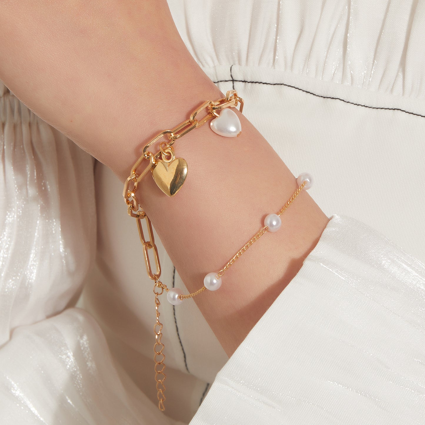 Punk Style Heart-Shaped Alloy Bracelet for Women with Electroplated Finish and Pearl Accent